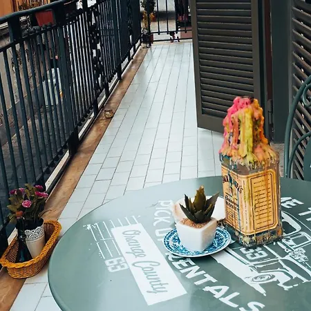 Three Free Trees Apartment