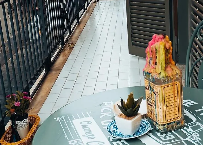 Three Free Trees Διαμέρισμα